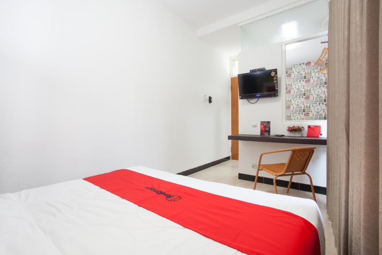 Отель Reddoorz Near Museum Angkut Batu Бату Экстерьер фото